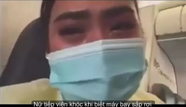 nữ tiếp viên Indonesia khóc trước khi máy bay rơi xuống biển