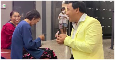 MC Quyền Linh rút hết tiền trong túi tặng cặp mẹ chồng – nàng dâu nghèo khiến nhiều người xúc động