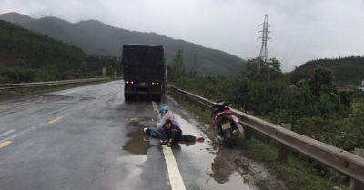 Vợ con ngồi bệt xuống đường cạnh thi thể chồng khóc ngất giữa trời mưa lạnh