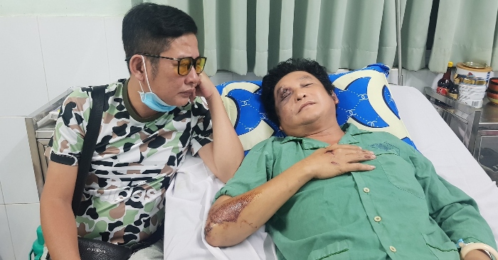 Tấn Beo đến thăm nghệ sĩ Trọng Phúc trong bệnh viện.