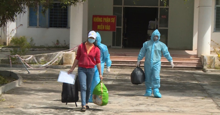Bệnh nhân số 1696 (áo đỏ) được xuất viện hôm 21/2