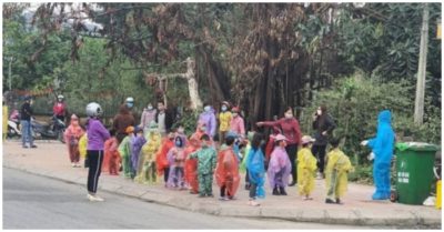 Thương các bé ở Hải Dương mặc áo mưa, đeo khẩu trang kín mít phòng dịch Covid-19
