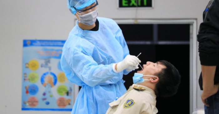 Lấy mẫu xét nghiệm Covid-19 người có nguy cơ trong cộng đồng.