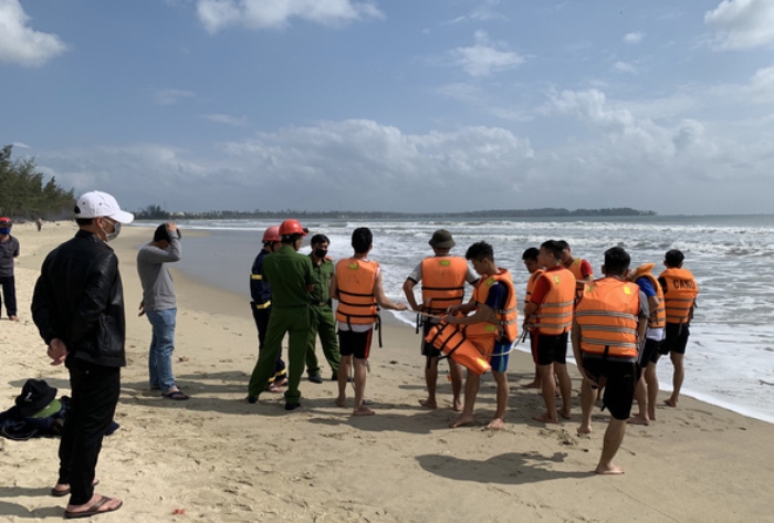 Bảo vệ lao ra cứu nam sinh nhưng cả 2 đều bị sóng cuốn