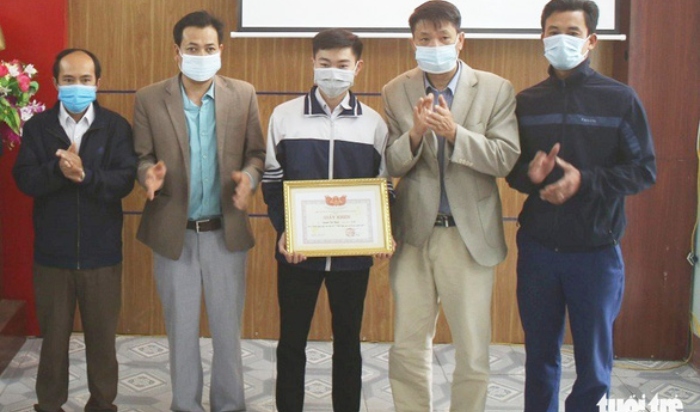 Học sinh nhặt được 30 triệu, ngoại tệ và thẻ tin dụng