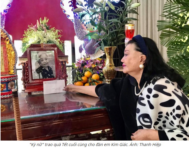 NSND Kim Cương trao quà Tết cuối cùng cho đàn em Kim Giác. Ảnh chụp màn hình Vietnamnet.