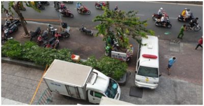 Nghe tiếng động lớn dưới sân chung cư, bảo vệ ra xem thì thấy hai cô gái nằm bất động