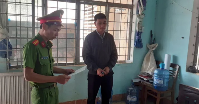HTX ăn chặn tiền người dân