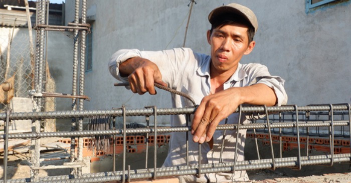 Anh Bùi Minh Lý hiện làm thợ hồ. Anh vẫn chờ được xin lỗi công khai tại địa phương