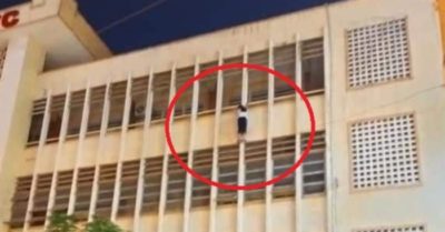 Video: Bác bảo vệ cứu nữ sinh treo lơ lửng lan can tầng 3 của trường