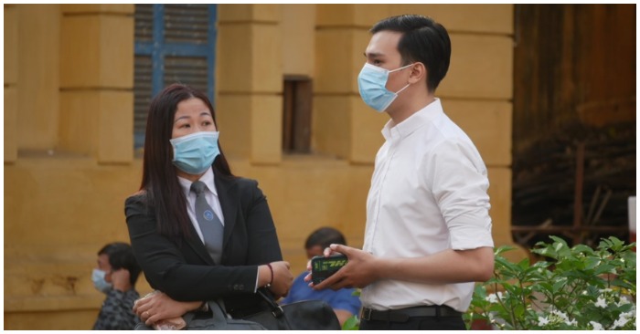 Nam tiếp viên trao đổi với luật sư đại diện tại phiên tòa.