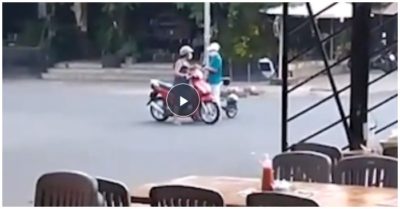 Video góc khó hiểu: Hai người phụ nữ dừng xe máy giữa ngã tư để… nói chuyện