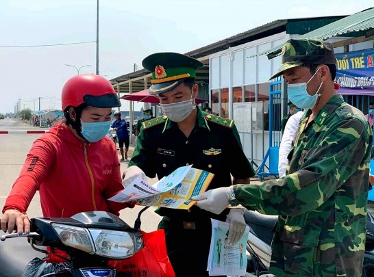 Đồn Biên phòng cửa khẩu Long Bình vận đồng quần chúng nâng cao cảnh giá với dịch COVID-19 trên tuyến biên giới. Ảnh chụp màn hình Lao động.
