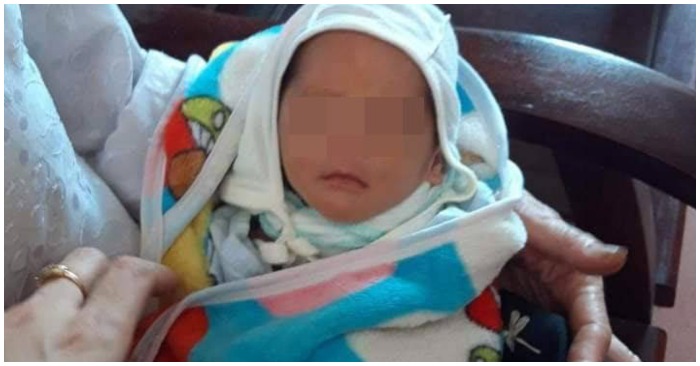 Bé trai bị bỏ rơi được chị T. phát hiện trước cửa nhà mình