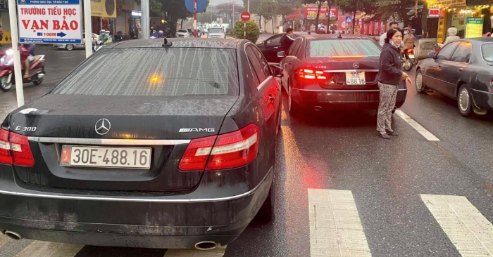 hai xe trùng biển số chạm mặt nhau