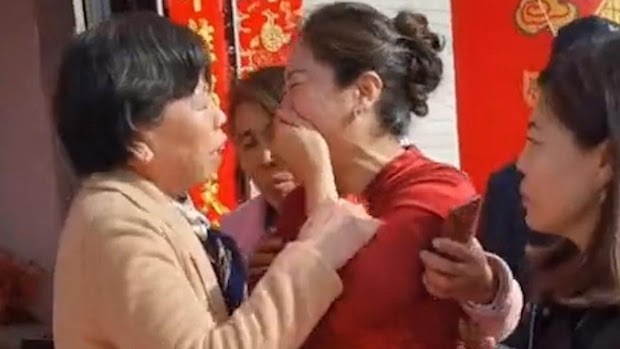 Cô dâu tìm được mẹ ruột trong lễ cưới. Ảnh: Sina