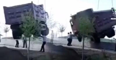 Clip: Kinh hoàng đứt dây cáp, xe ben rơi trúng người nam công nhân
