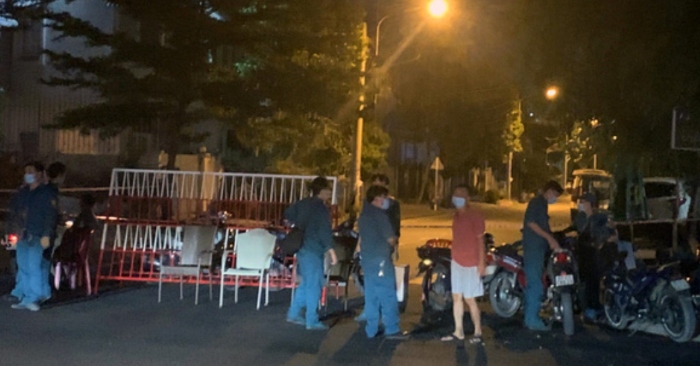 Lực lượng chức năng phong tỏa tuyến đường trong khu dân cư Việt - Sing liên quan đến bệnh nhân 2585.