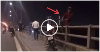 Video cứu người đàn ông đứng đu lan can, có ý định nhảy xuống sông vào lúc 1 giờ sáng
