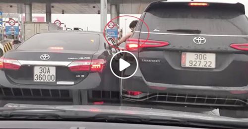hai ô tô giành nhau vào trạm thu phí
