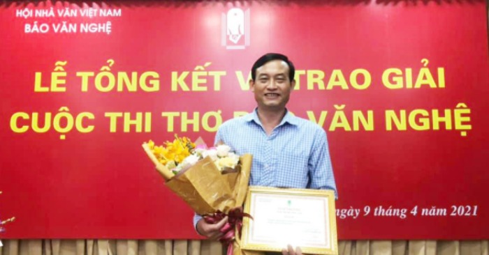 Tranh luận về bài thơ 'Mẹ tôi chửi kẻ trộm' được giải báo Văn Nghệ
