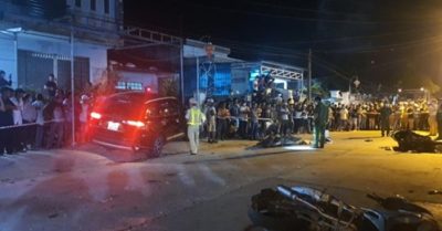 Video: Ôtô ‘điên’ tông hàng loạt xe máy, 5 người thương vong