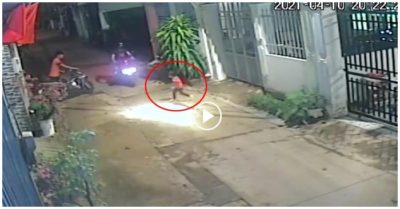 Video bé gái chạy vọt sang đường bị xe máy tông văng, nằm gục tại chỗ