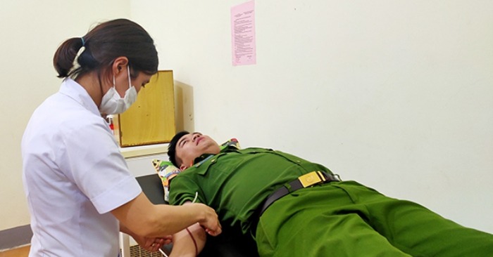 Trung úy công an hiến máu cứa sản phụ