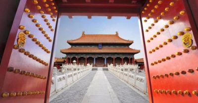 Cô gái Nhật đến thăm Tử Cấm Thành, nhìn bức tranh trên tường nói: ‘Đây không phải tôi sao?’