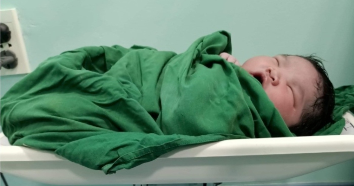 bé sơ sinh cân nặng 5,9 kg