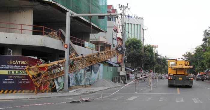 cần cẩu công trình rơi