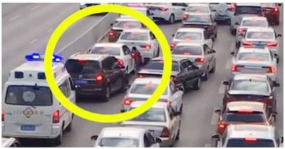Video: Bé gái chạy bộ gõ kính từng ôtô, nhờ tài xế nhường đường cho xe cứu thương