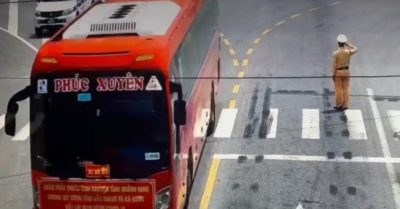 CSGT đứng nghiêm, chào đoàn xe từ Quảng Ninh tiến vào tâm dịch Bắc Giang