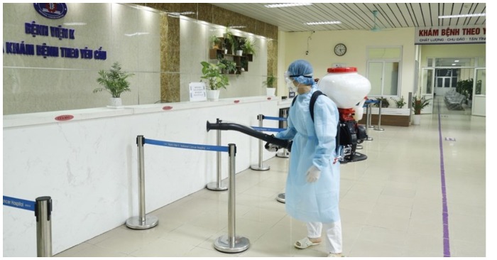 Nhân viên y tế phun khử khuẩn tại bệnh viện K Tân Triều (ảnh chụp màn hình trên báo Lao Động).