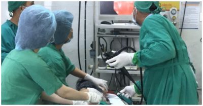 Bắt chước ảo thuật gia nuốt đồng xu, bé trai 8 tuổi suýt mất mạng