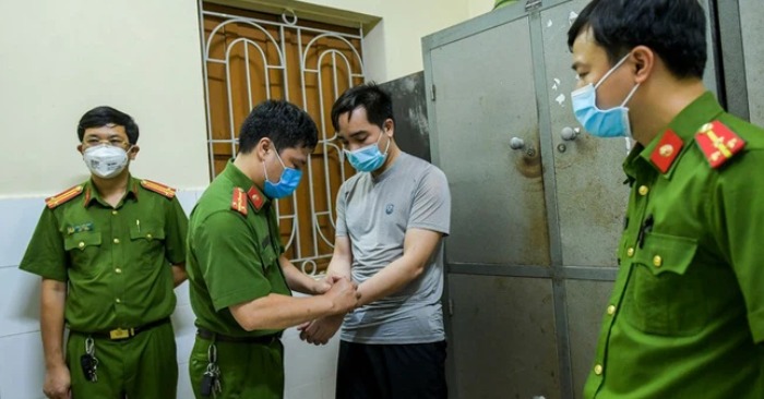 Tùng tại trụ sở công an (ảnh chụp màn hình báo Soha).
