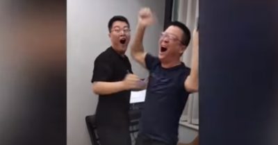Khoảnh khắc hai bố con vỡ òa ôm nhau khi biết điểm thi đại học