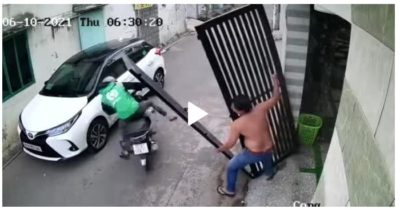 Video: Tài xế xe công nghệ có hành động đẹp khi suýt bị cổng sắt đè