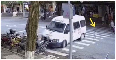 Video: Ôtô xoay ngang vì tránh bé gái chạy sang đường