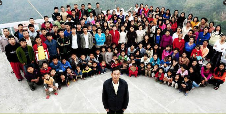 Ông Ziona Chana sống hạnh phúc cùng 39 người vợ và hơn trăm người con cháu (ảnh chụp màn hình Twitter).