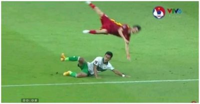 Video: Xem lại pha vào bóng bằng gầm giầy thô bạo của cầu thủ Indonesia với Tuấn Anh