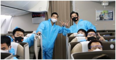 Máy bay chở tuyển Việt Nam từ UAE về nước có 2 ca Covid-19