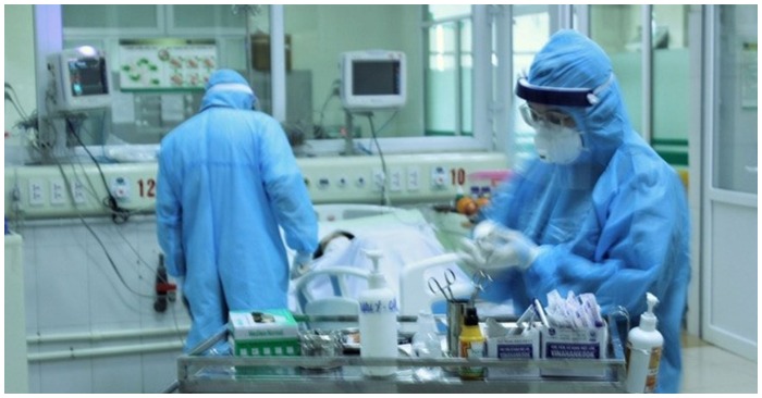 Nhân viên y tế đang diều trị bệnh nhân Covid-19 nặng (ảnh chụp màn hình trên báo Lao Động).