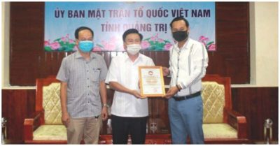 Đại diện NS Hoài Linh trao 1 tỷ đồng ủng hộ Quảng Trị