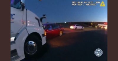 Video hiện trường hai bé 9 tuổi và 4 tuổi lái ô tô tông trực diện vào đầu xe tải