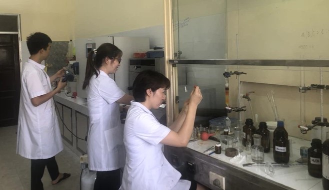 Các nhà khoa học Viện Hóa học tiến hành nghiên cứu trong phòng thí nghiệm