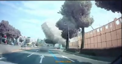 Video: Khoảnh khắc tòa nhà 5 tầng đổ sập xuống xe buýt, 17 người thương vong