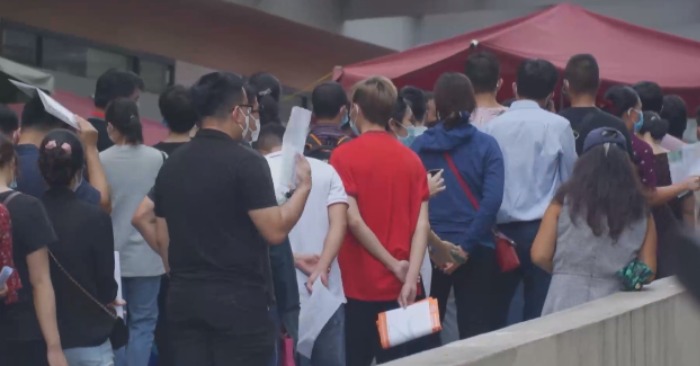Cảnh tiêm vắc xin tại bệnh viện E chiều 22/7 (ảnh từ video báo Zing).
