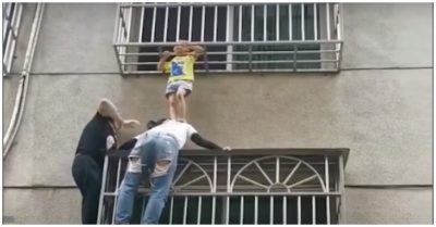 Video: Người phụ nữ dùng vai đỡ bé gái treo lơ lửng trên lan can cửa sổ tầng 2