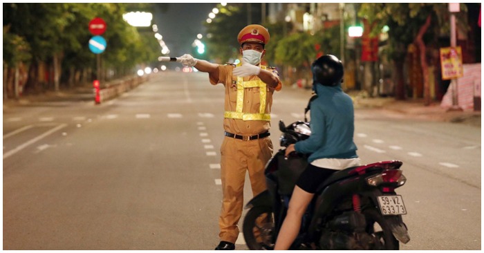 Sau 18 giờ hàng ngày, người dân được khuyến cáo không ra khỏi nhà (ảnh chụp màn hình trên báo Thanh Niên).